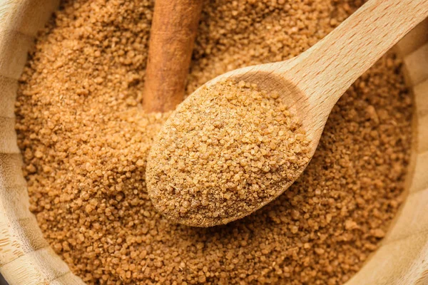 Açúcar de canela em tigela de madeira, close-up — Fotografia de Stock