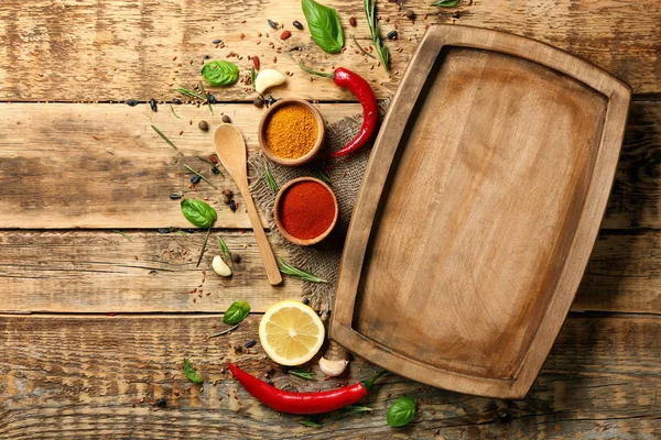 Sammansättning med träplatta och ingredienser för matlagning på bord — Stockfoto