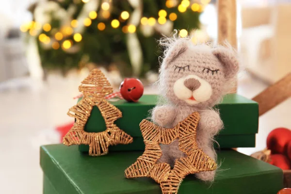 Noel için dekore edilmiş oda bebek şirin oyuncak ve hediye kutuları — Stok fotoğraf