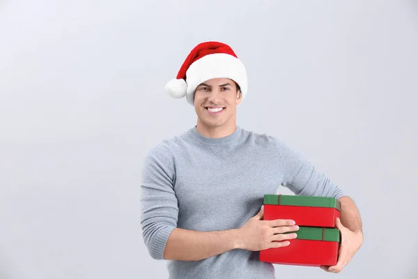 Bello uomo in cappello di Natale — Foto Stock