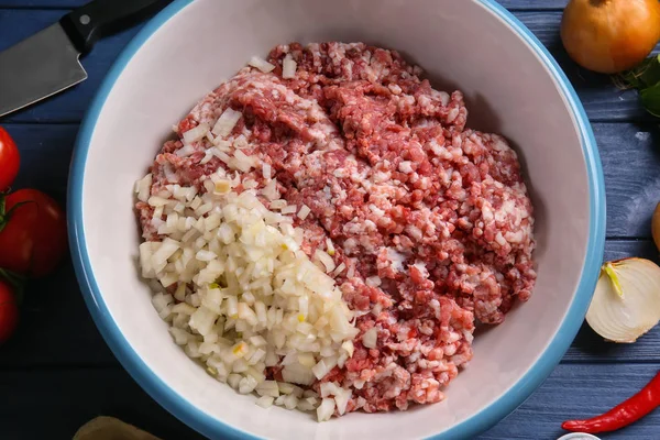 Bol avec dinde moulue et ingrédients pour un délicieux pain de viande sur une table en bois — Photo