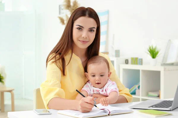 Madre che tiene il bambino — Foto Stock