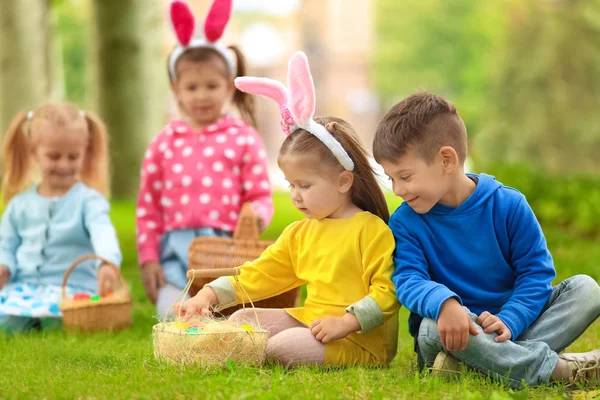 Barnen har kul i parken. Easter egg hunt koncept — Stockfoto