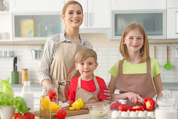 Mãe e filhos fazendo refeição juntos na cozinha. Conceito de aulas de culinária — Fotografia de Stock