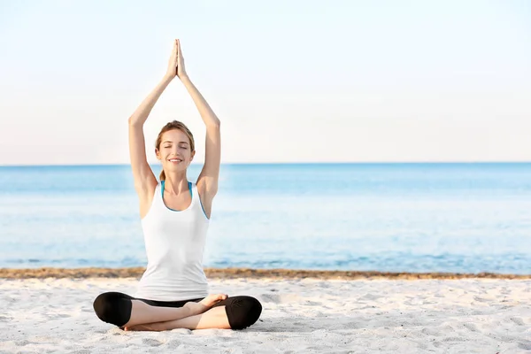 Vrouw die yoga beoefent — Stockfoto