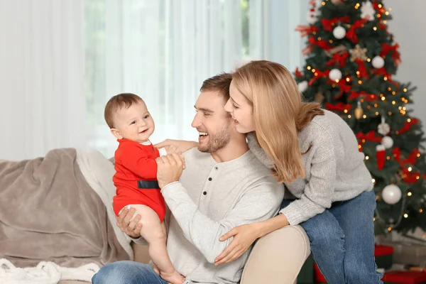 Ευτυχείς γονείς με το μωρό στο δωμάτιο διακοσμημένο για τα Χριστούγεννα — Φωτογραφία Αρχείου