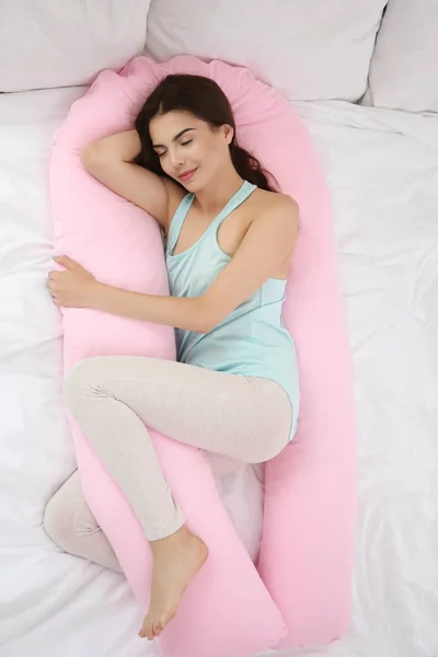 Młoda kobieta Piękna Spanie na poduszce ciała w łóżku — Zdjęcie stockowe