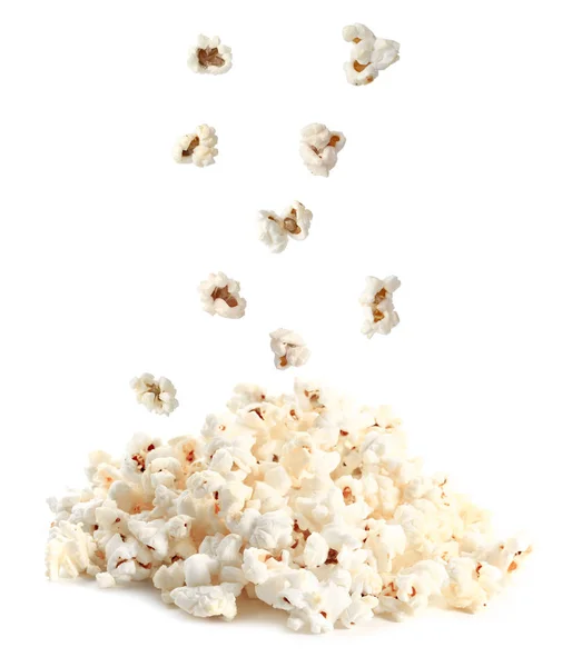Chutný popcorn na bílém pozadí — Stock fotografie