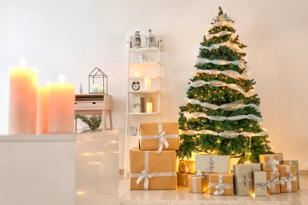 Árvore de natal com caixas de presente — Fotografia de Stock