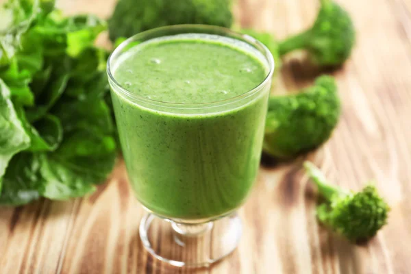 Vaso de batido de verduras frescas — Foto de Stock