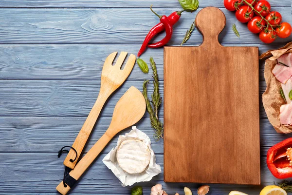 Komposition mit Holzbrett, Speckscheiben und Gemüse auf dem Tisch — Stockfoto