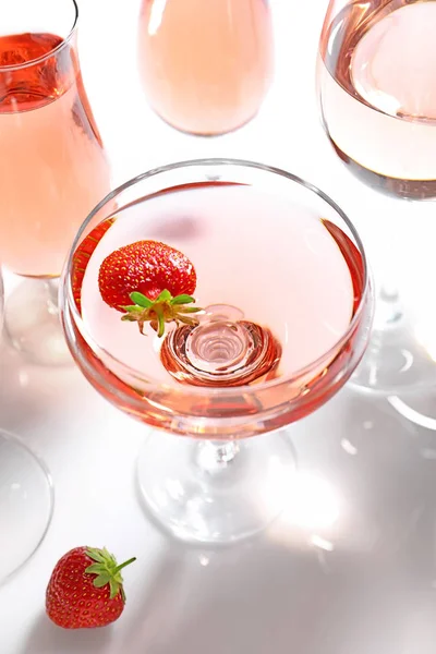 Delicious strawberry wine — Stock Photo, Image