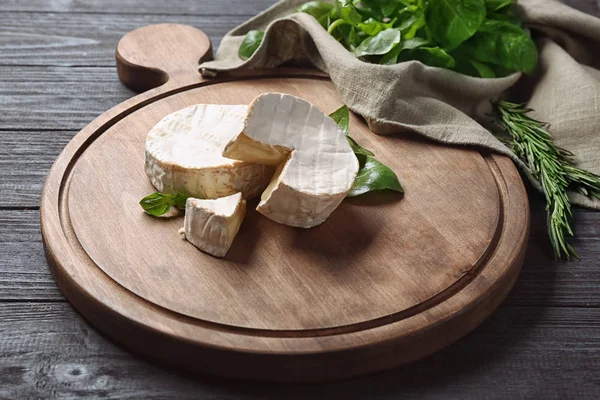 Tavola di legno con formaggio morbido — Foto Stock
