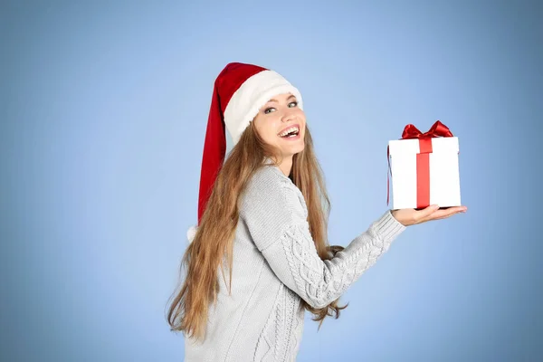 Young lady holding gift box — Stock Photo, Image