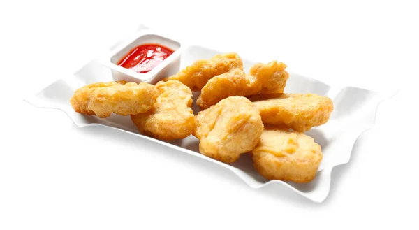 Pyszne nuggets i sos do kurczaka na białym tle — Zdjęcie stockowe