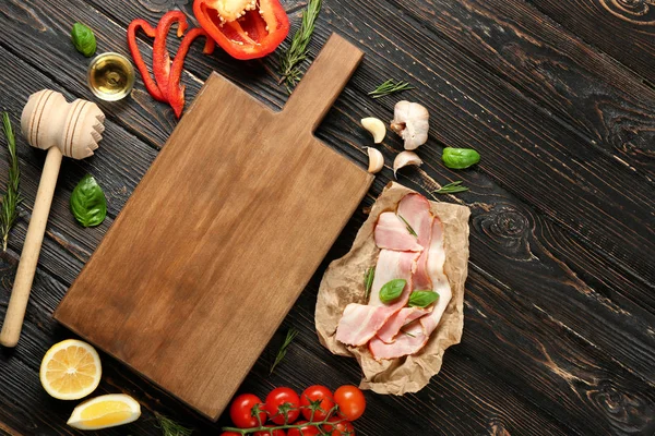 Samenstelling met houten plank, plakjes spek en groenten op tafel — Stockfoto