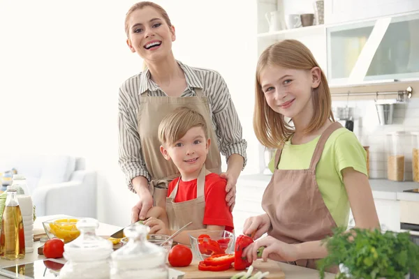 Мать и дети готовят еду вместе на кухне. Концепция кулинарных курсов — стоковое фото