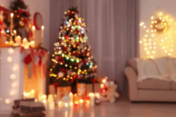 Vista borrosa de la habitación decorada con hermoso árbol de Navidad — Foto de Stock