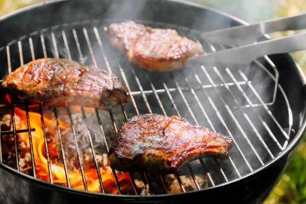 Steaks sur barbecue grill — Photo