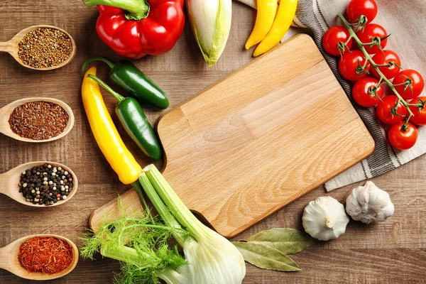 Tablero de madera y verduras — Foto de Stock