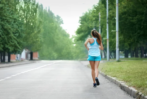 Mujer joven corriendo — Foto de Stock