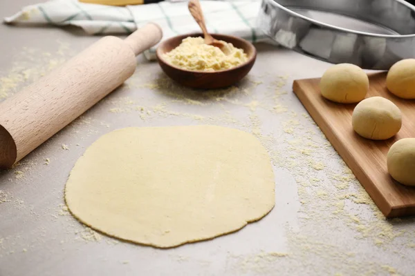 Раскатанное тесто для тортильи на кухонном столе — стоковое фото