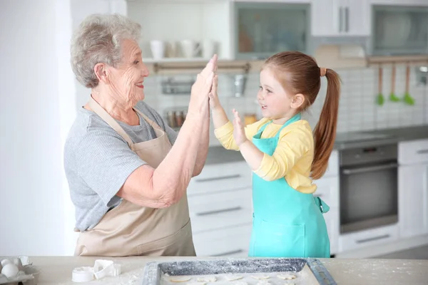 小女孩和祖母的厨房 — 图库照片