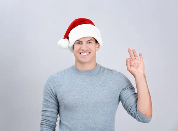 Bello uomo in cappello di Natale — Foto Stock