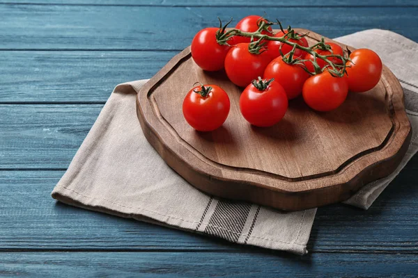 Plateau en bois avec tomates sur la table — Photo