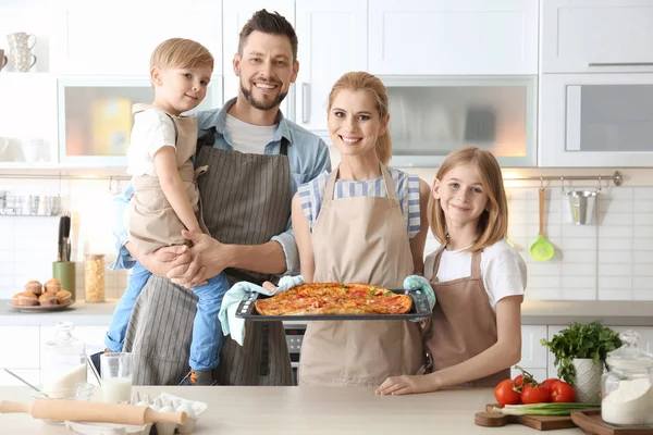 Familia con pizza en la cocina. Concepto de clases de cocina — Foto de Stock