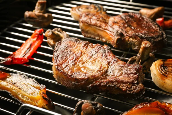 Steaks und Gemüse auf dem Grill — Stockfoto