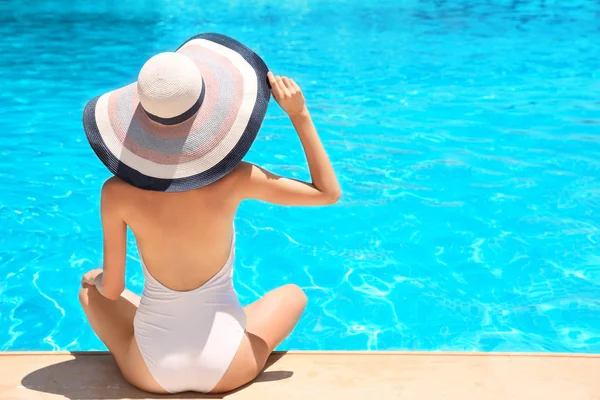 Belle jeune femme près de la piscine — Photo