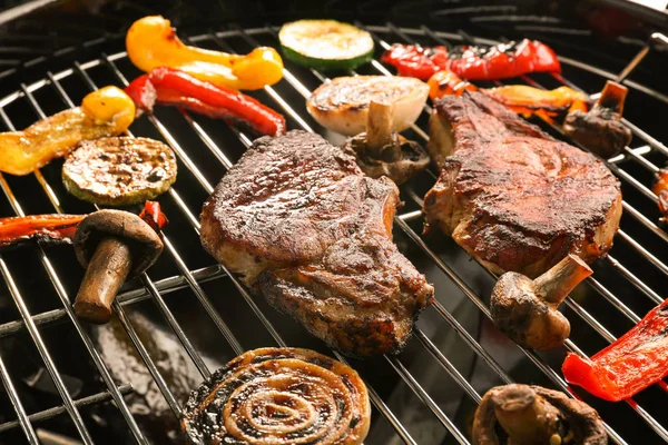 Steaks and vegetables on grill — Stock Photo, Image