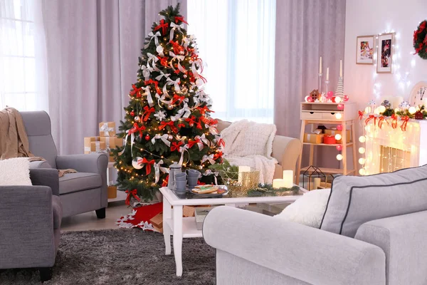 Woonkamer met kerstboom — Stockfoto
