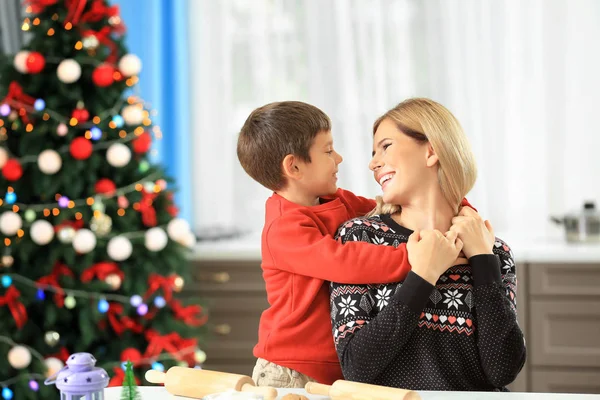 Mujer joven preparando galletas de Navidad con su hijo pequeño en la cocina —  Fotos de Stock