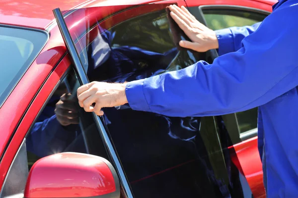 Arbetstagare tillämpa toning folie på bil — Stockfoto