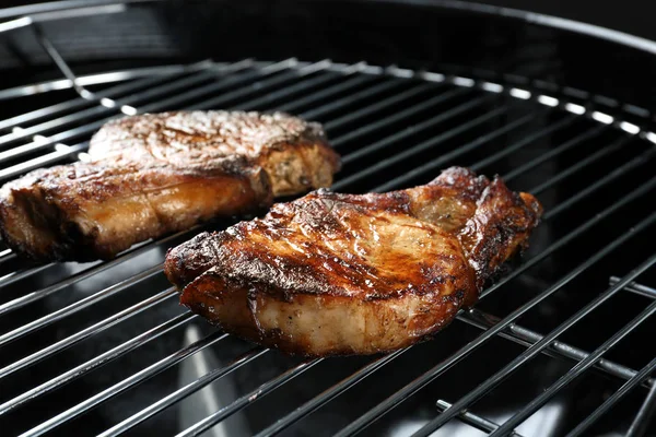 Steaks op barbecue grill — Stockfoto