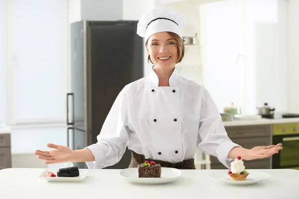 Жіночий шеф-кухар зі смачними десертами — стокове фото