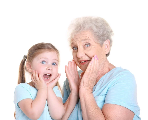 Niedliches Kleines Mädchen Mit Ihrer Großmutter Auf Weißem Hintergrund — Stockfoto