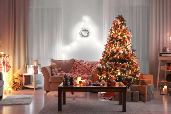 Sala de estar con árbol de Navidad — Foto de Stock