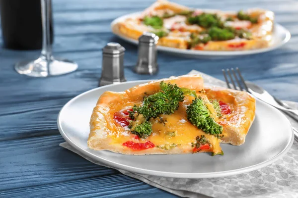 Quiche with broccoli and cheese — Stock Photo, Image