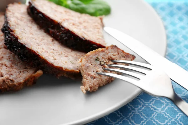 Vork met schijfje smakelijke Turkije meatloaf op plaat, close-up — Stockfoto