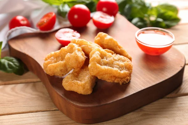 Smakelijke nuggets en saus — Stockfoto