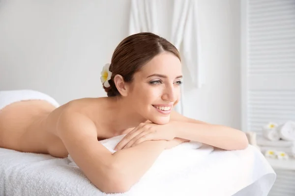 Giovane donna in Spa Salon — Foto Stock