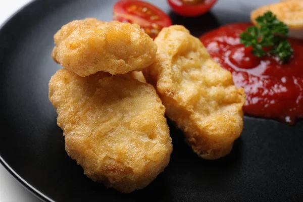 Smakelijke nuggets en saus voor kip op de plaat, close-up — Stockfoto