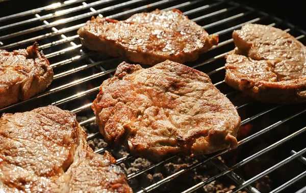Steaks sur barbecue grill — Photo