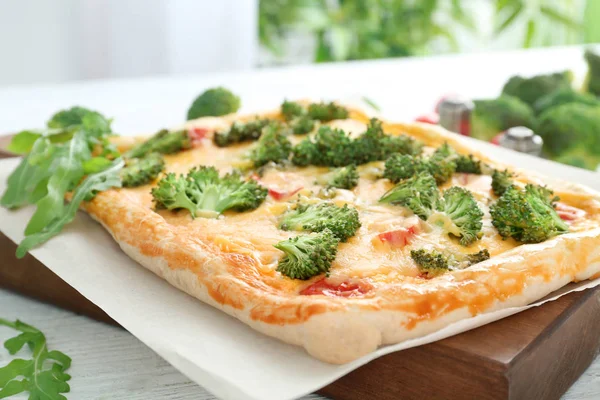 Quiche with broccoli and cheese — Stock Photo, Image