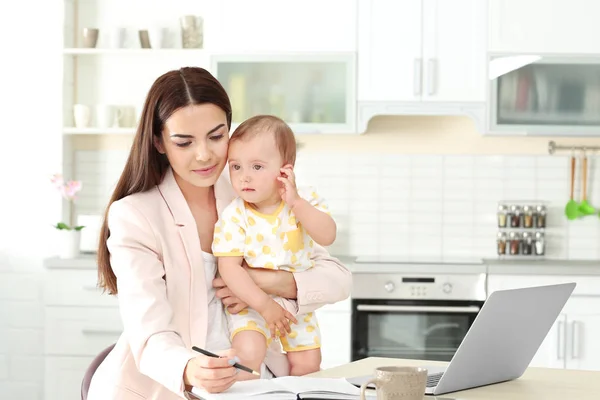 Madre che tiene il bambino — Foto Stock