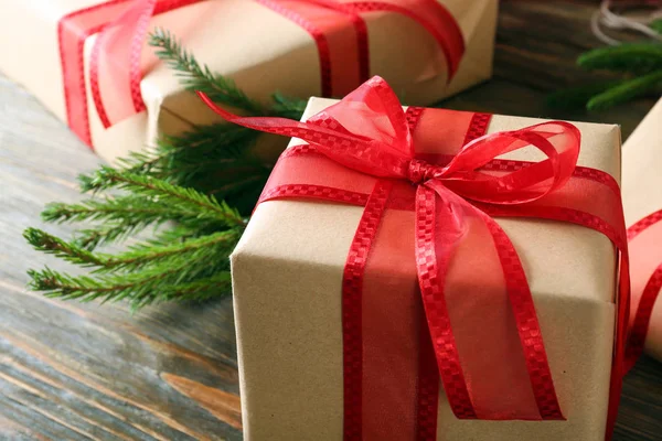 Vánoční dárkové krabice na stole, closeup — Stock fotografie