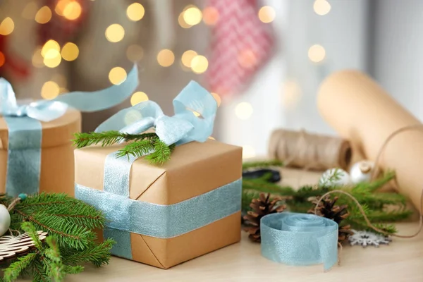Luxe-geschenketui en kerstversiering op tafel tegen wazig lights — Stockfoto